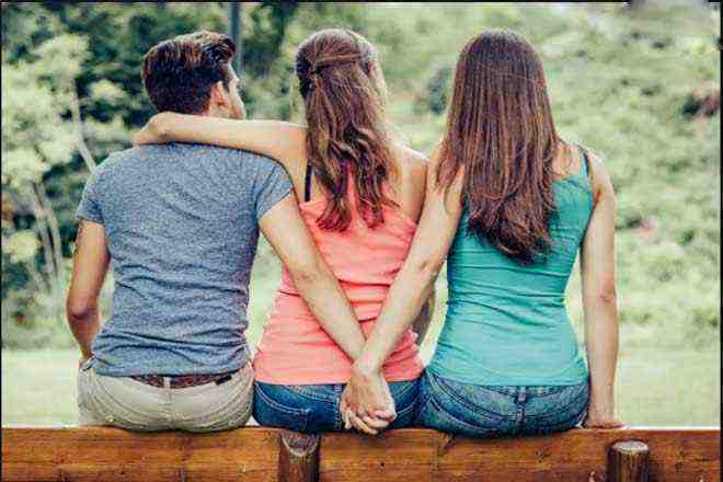 मैं अपनी बड़ी बहन की दोस्त को पसंद करता हूं, मुझे क्या करना चाहिए?