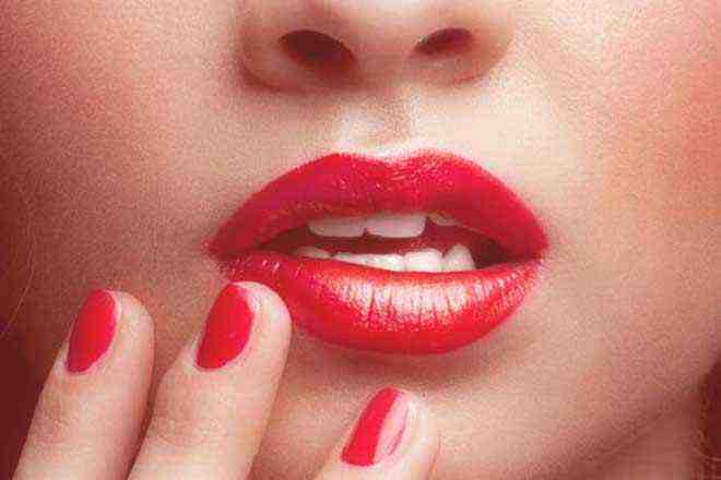 The-right-way-to-apply-lips