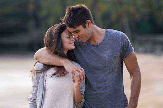 बॉयफ्रेंड को Kiss करने व गले लगाने का मन करता है, क्या करूं?