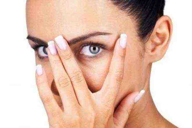 easy home remedy of almond oil to remove dark circles