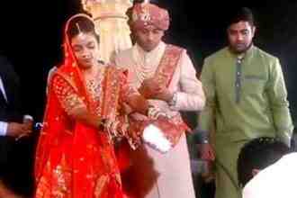 Pandit ji making bride and groom wedding by singing Bollywood songs with mantras video viral
