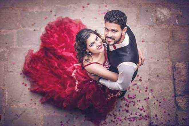These special poses of pre wedding photoshoot will make your wedding memorable