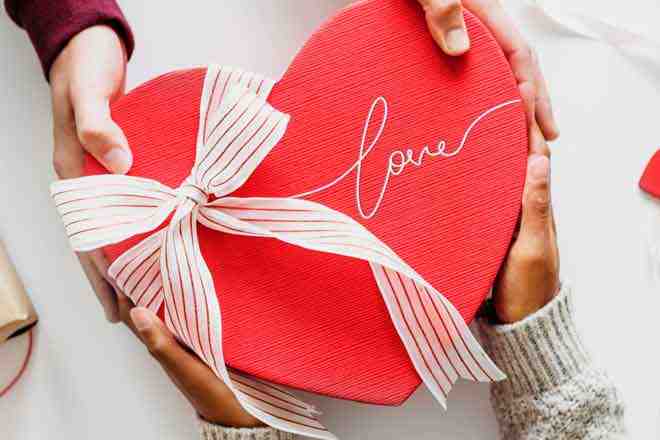Valentine’s Day Which color gift will give success in love relationship