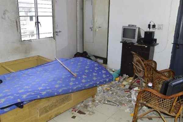 drunk lady vandalizes neighbor's house in lucknow